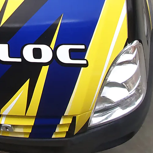 Photo d'un total covering adhésif imprimé et posé sur le capot d'un véhicule utilitaire