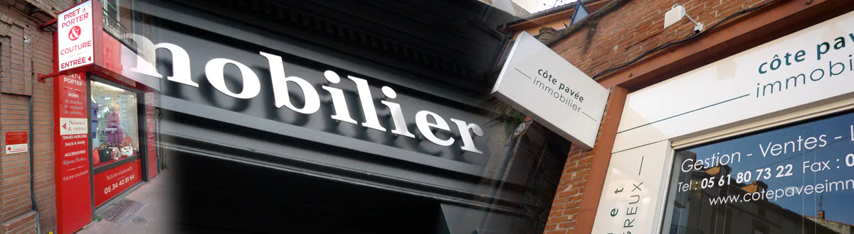 Enseigne drapeau (ou perpendiculaire à la façade) petit format en plexi lumineux ou en bac alu laqué RAL avec marquage adhésif recto verso - Lettrages adhésifs collés sur baie vitrée de l'agence