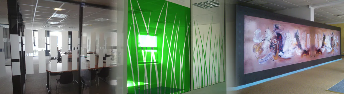 Fresque murale en impression numérique posée sur un mur placo peint, adhésif aspect verre sablé occultant découpé aux formes souhaitées posé sur cloisons de bureaux ou open-space, adhésif translucide coloré sur vitres