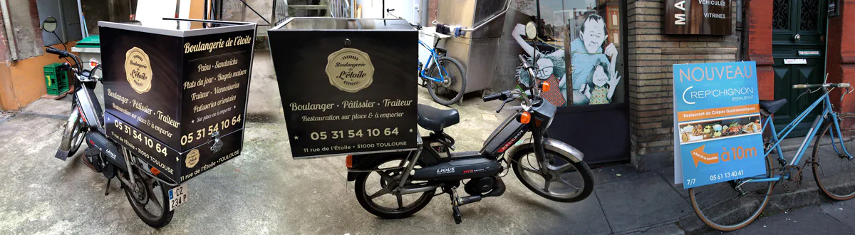 Marquage adhésif sur la caisse arrière d'une mobylette Peugeot 103 SP d'une boulangerie, motos, scooter ou vélos