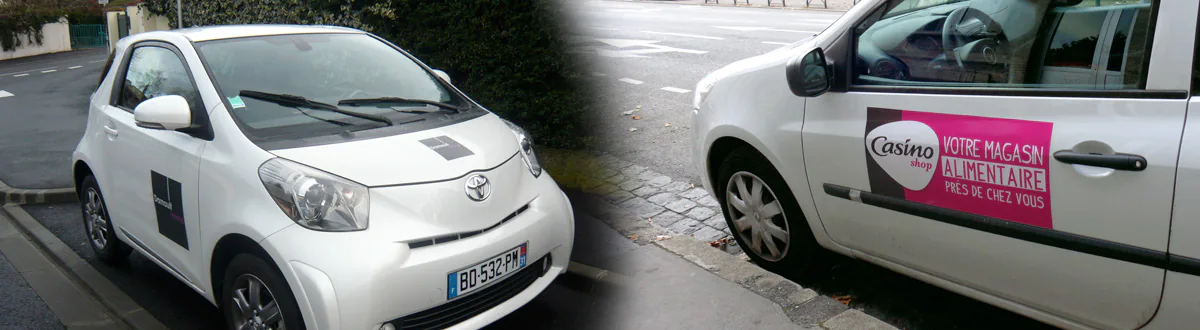 publicité par pose de plaques magnétiques sur véhicules pour une agence immobilière ou un magasin alimentaire