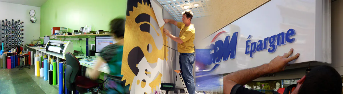 Photo de l'intérieur de l'atelier de la Boutic Publicitaire avec les plotteurs de découpe, les rouleaux adhésifs bruts. Une autre photo présente la pose d'un adhésif grand format sur mur par notre technicien et enfin la pose d'un bac alu par nos soins