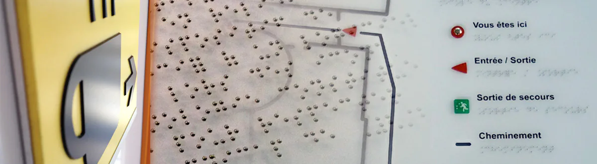 Signalétique accessibilité pour les lieux recevant du public avec pictos en relief, lettrages braille pour les PMR, personnes à mobilité réduite.